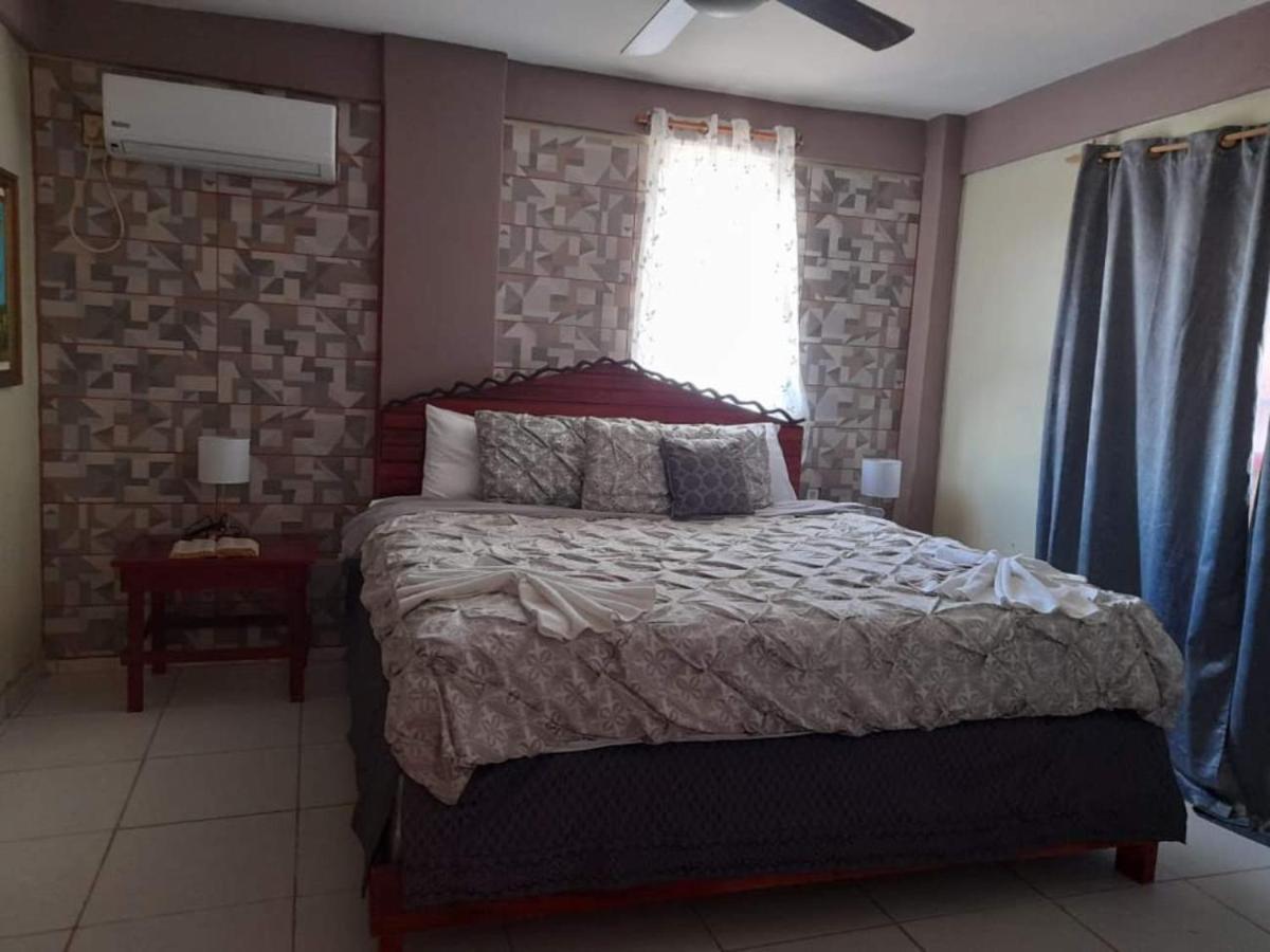 La Delphina Bed And Breakfast Bar And Grill La Ceiba Extérieur photo
