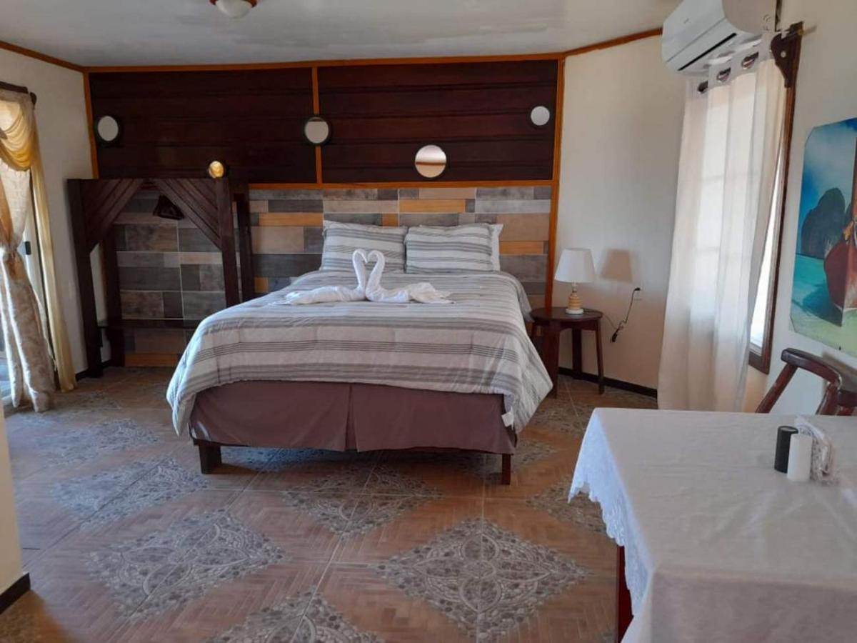 La Delphina Bed And Breakfast Bar And Grill La Ceiba Extérieur photo