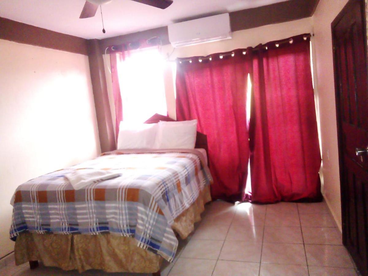 La Delphina Bed And Breakfast Bar And Grill La Ceiba Extérieur photo