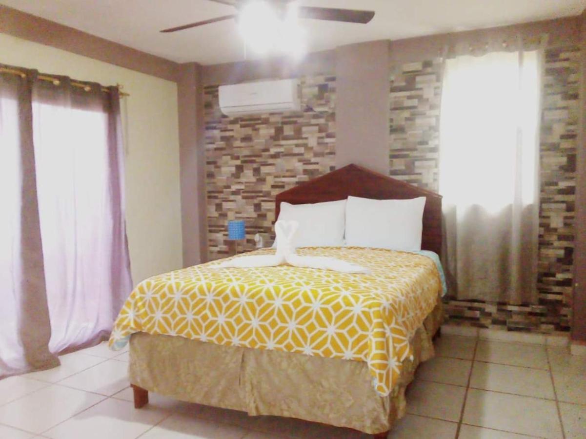 La Delphina Bed And Breakfast Bar And Grill La Ceiba Extérieur photo