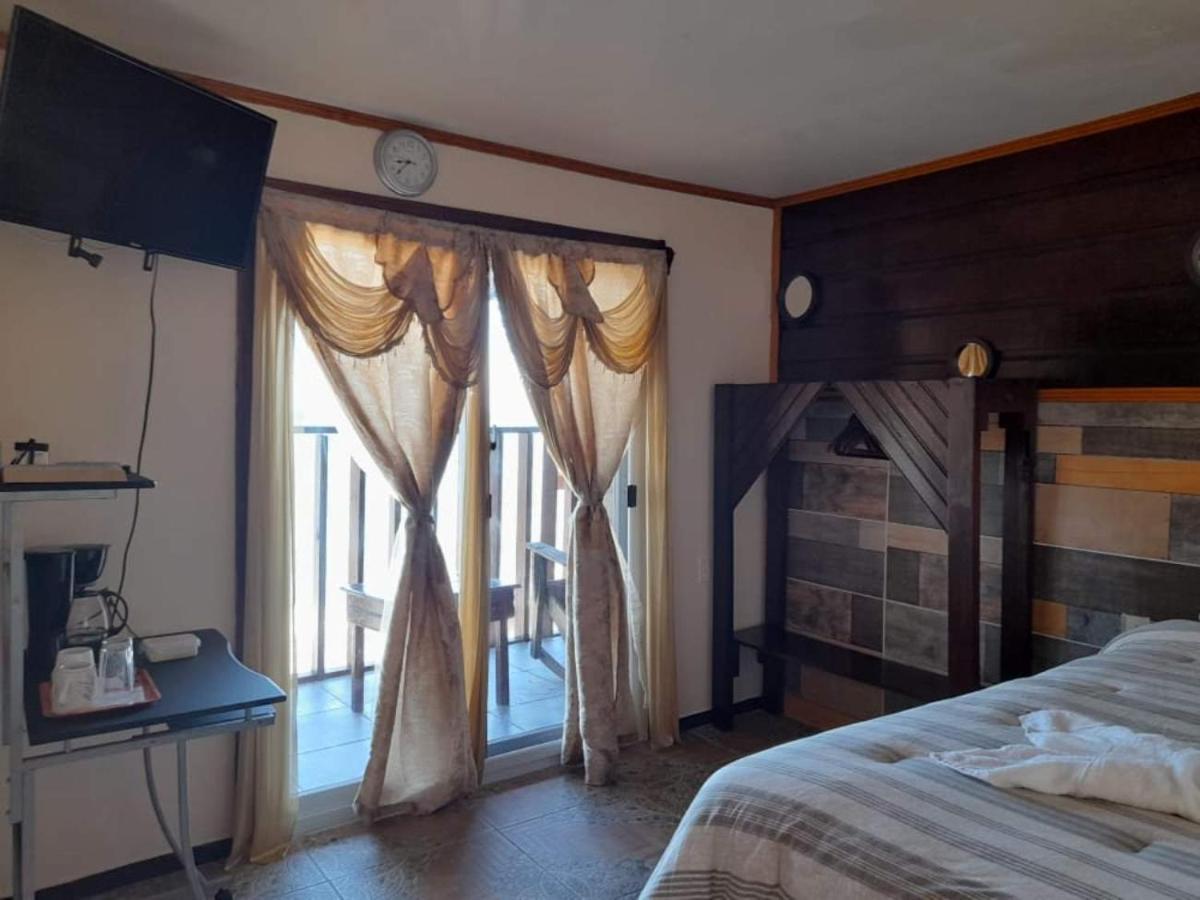 La Delphina Bed And Breakfast Bar And Grill La Ceiba Extérieur photo