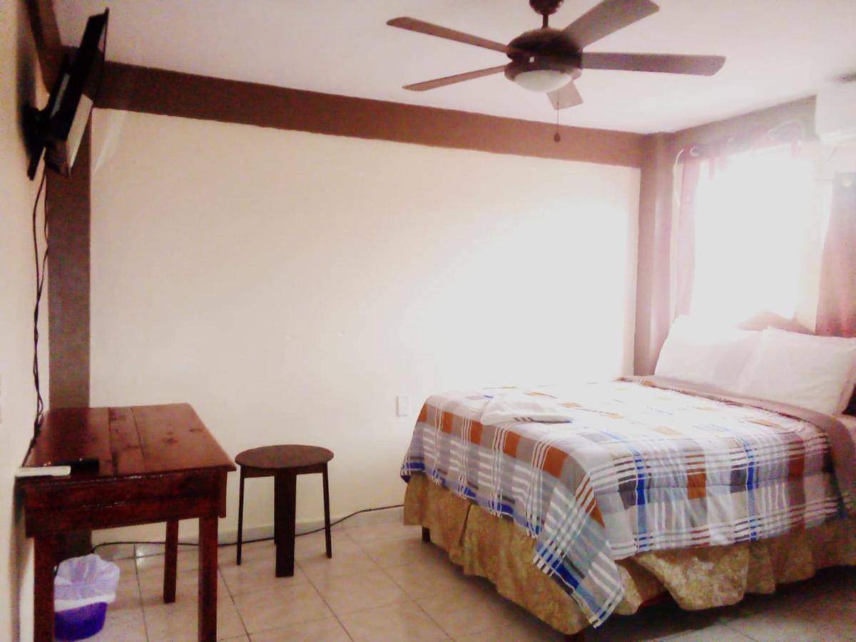 La Delphina Bed And Breakfast Bar And Grill La Ceiba Extérieur photo