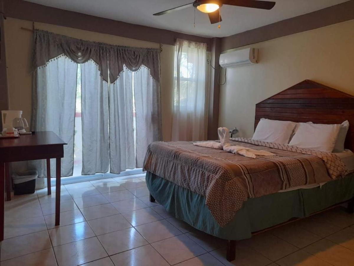 La Delphina Bed And Breakfast Bar And Grill La Ceiba Extérieur photo