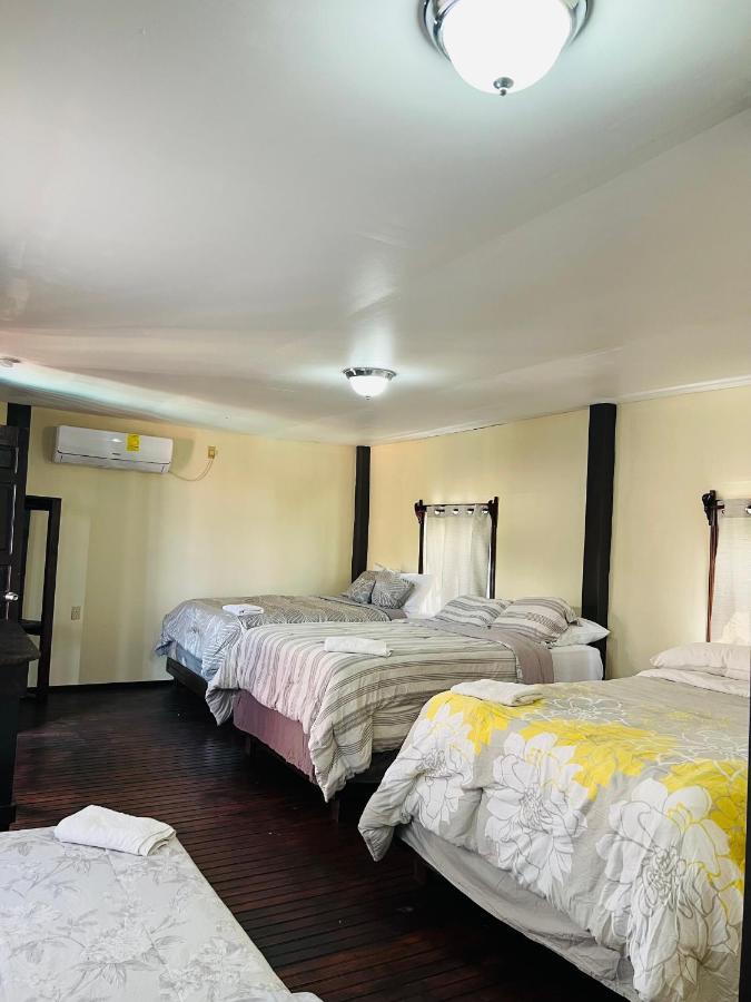 La Delphina Bed And Breakfast Bar And Grill La Ceiba Extérieur photo