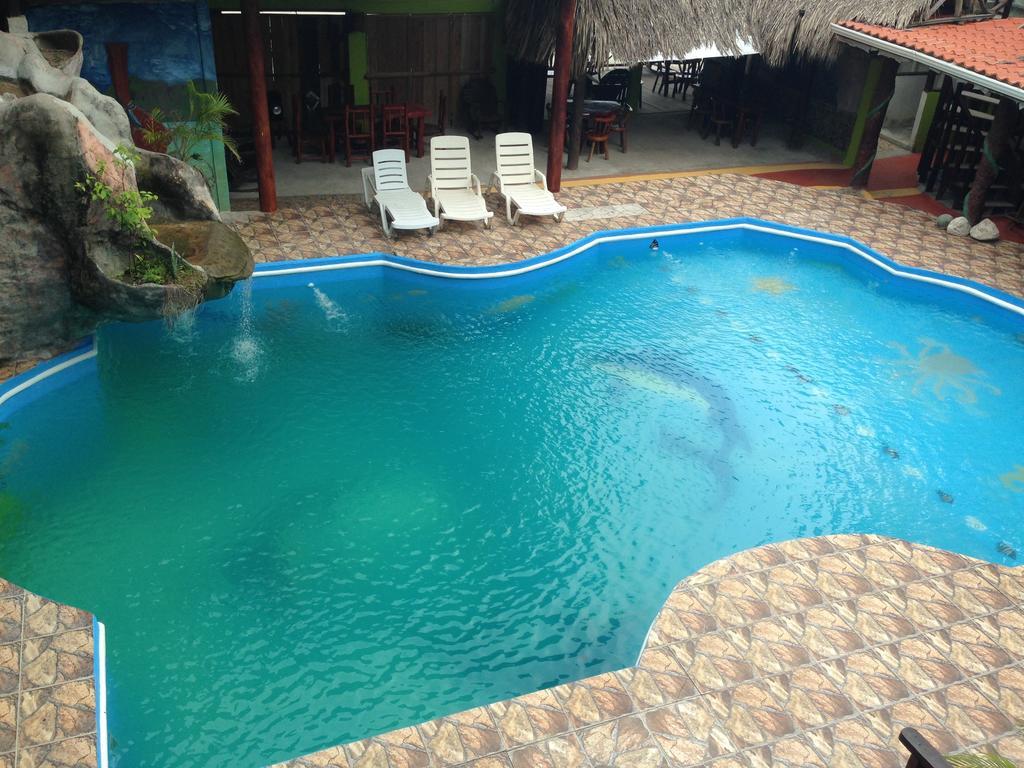 La Delphina Bed And Breakfast Bar And Grill La Ceiba Extérieur photo
