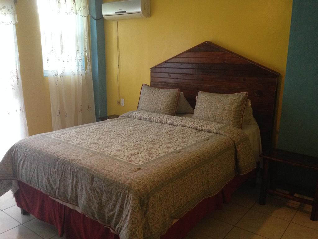 La Delphina Bed And Breakfast Bar And Grill La Ceiba Extérieur photo