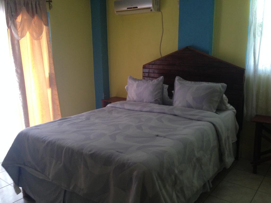 La Delphina Bed And Breakfast Bar And Grill La Ceiba Extérieur photo