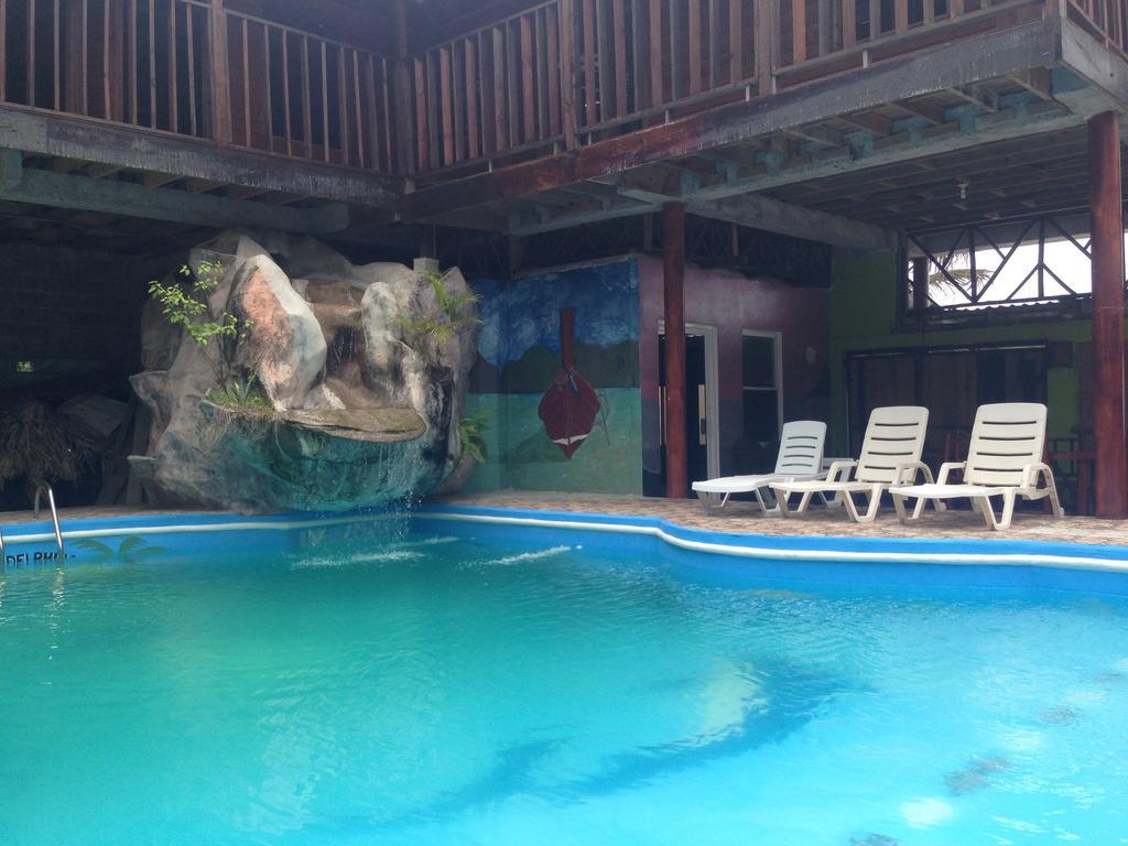 La Delphina Bed And Breakfast Bar And Grill La Ceiba Extérieur photo