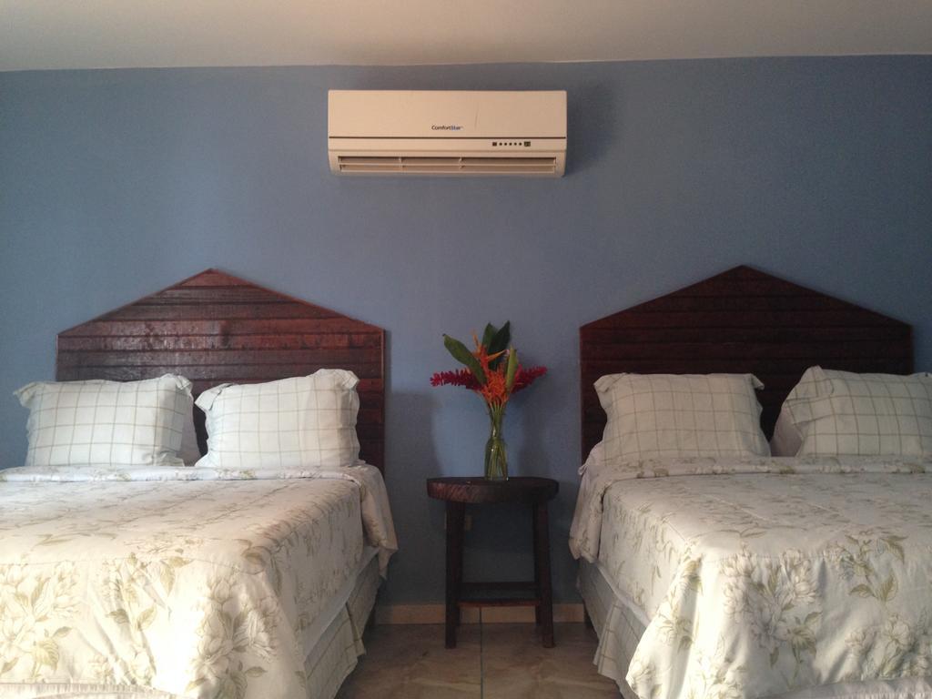 La Delphina Bed And Breakfast Bar And Grill La Ceiba Extérieur photo