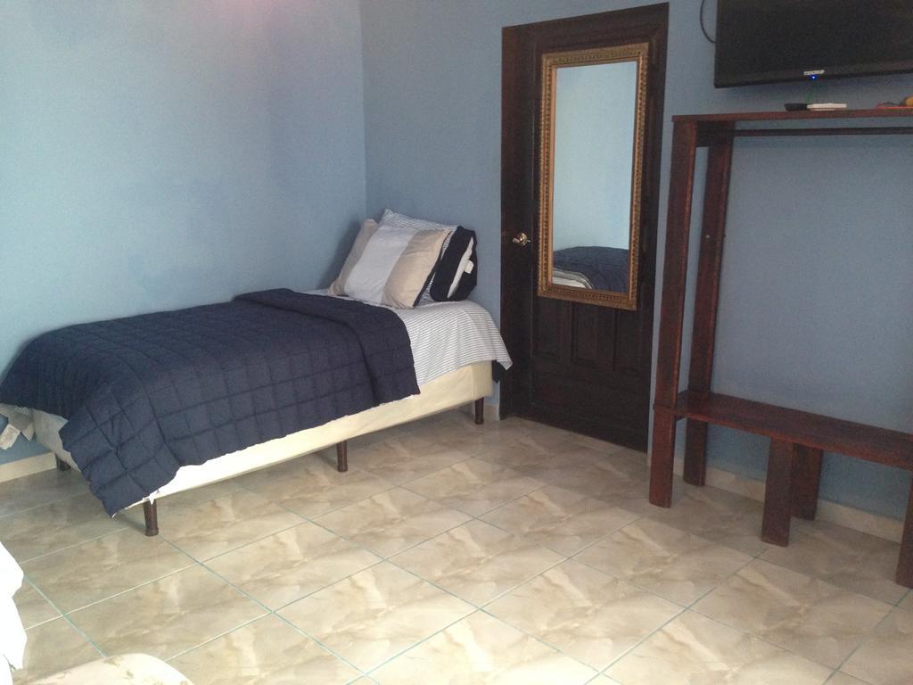 La Delphina Bed And Breakfast Bar And Grill La Ceiba Extérieur photo