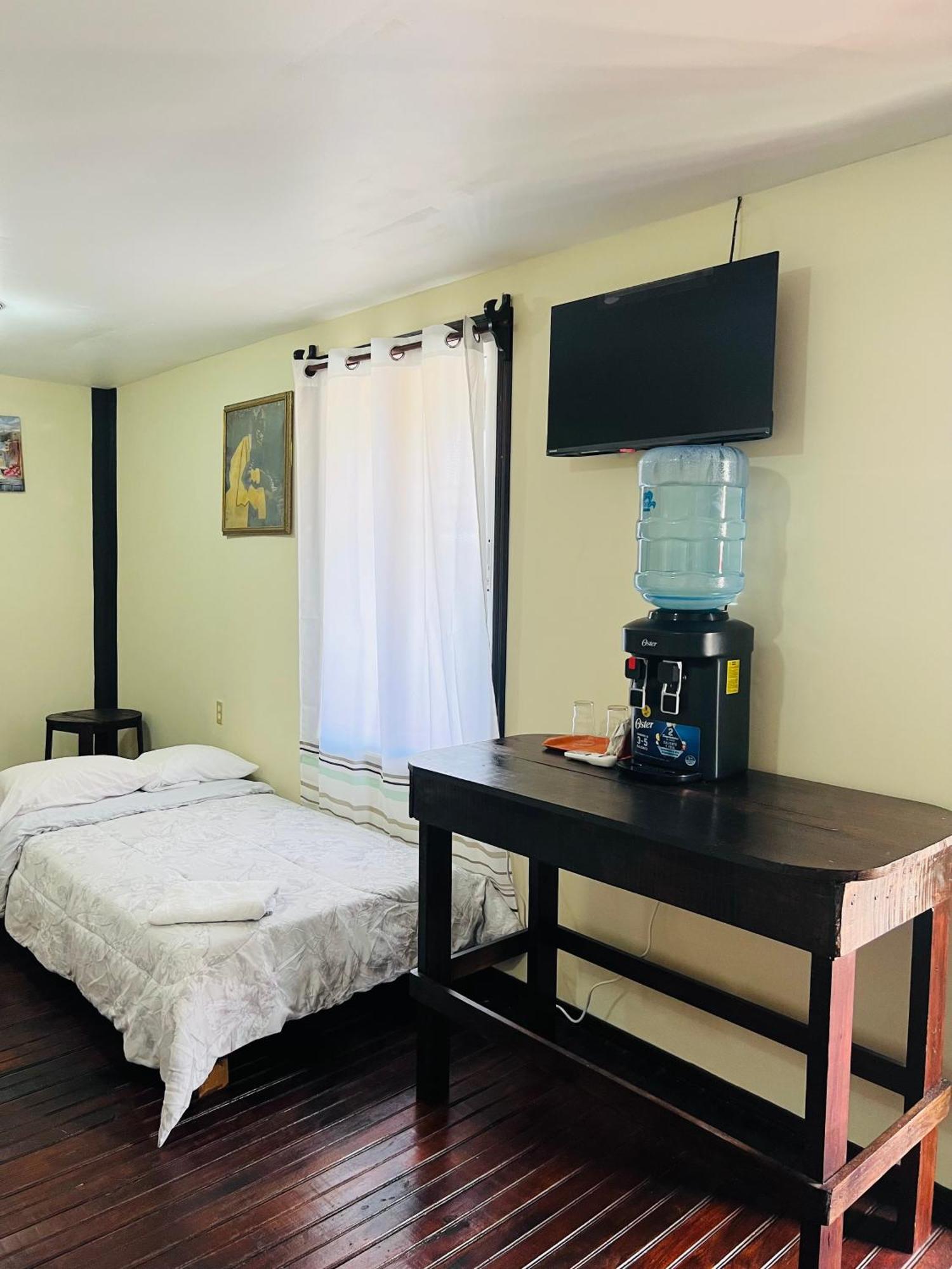 La Delphina Bed And Breakfast Bar And Grill La Ceiba Extérieur photo