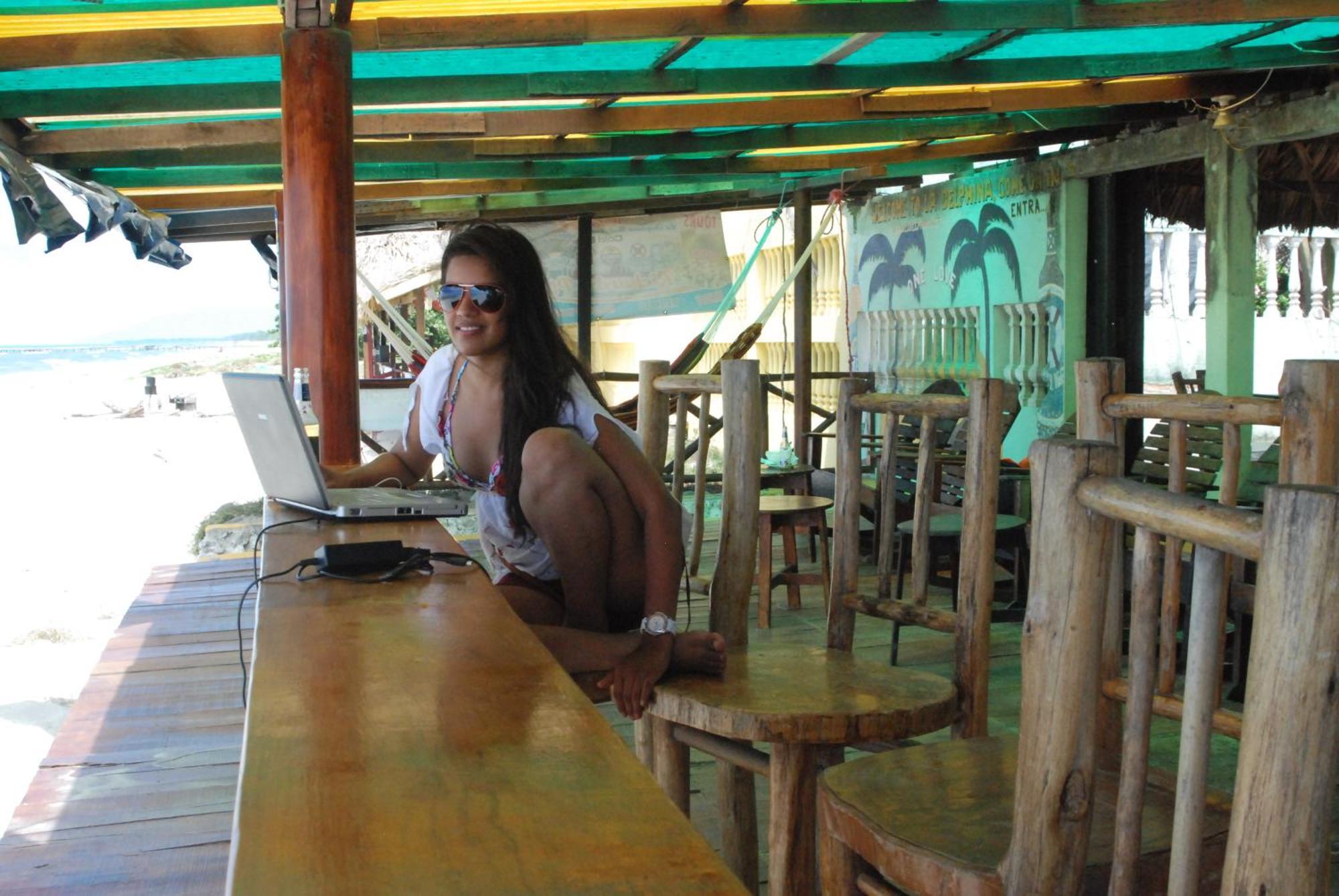 La Delphina Bed And Breakfast Bar And Grill La Ceiba Extérieur photo