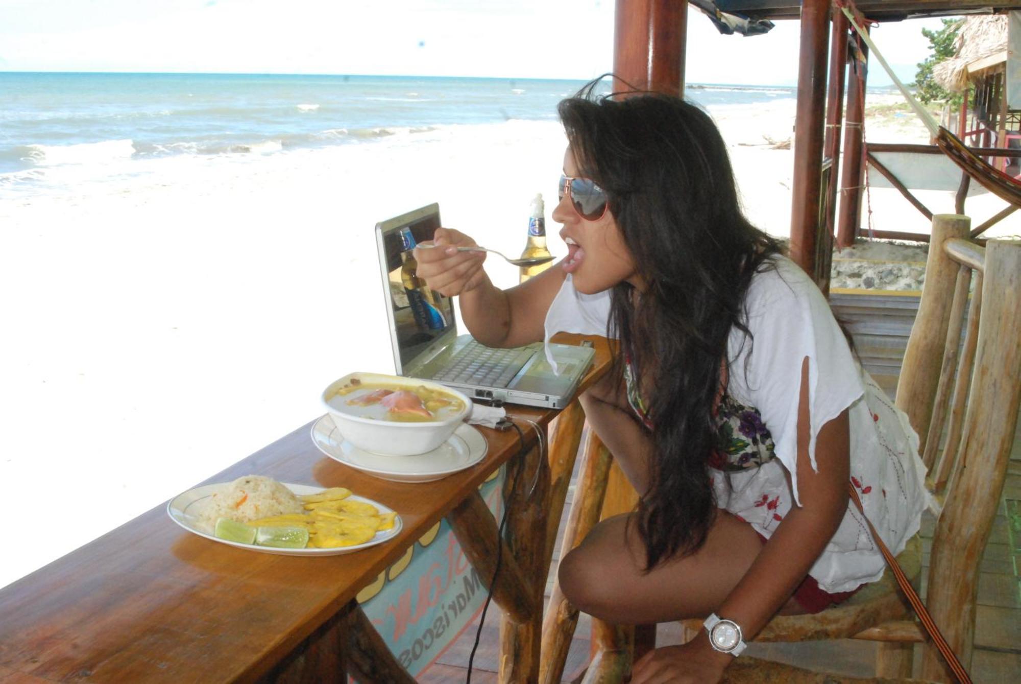 La Delphina Bed And Breakfast Bar And Grill La Ceiba Extérieur photo