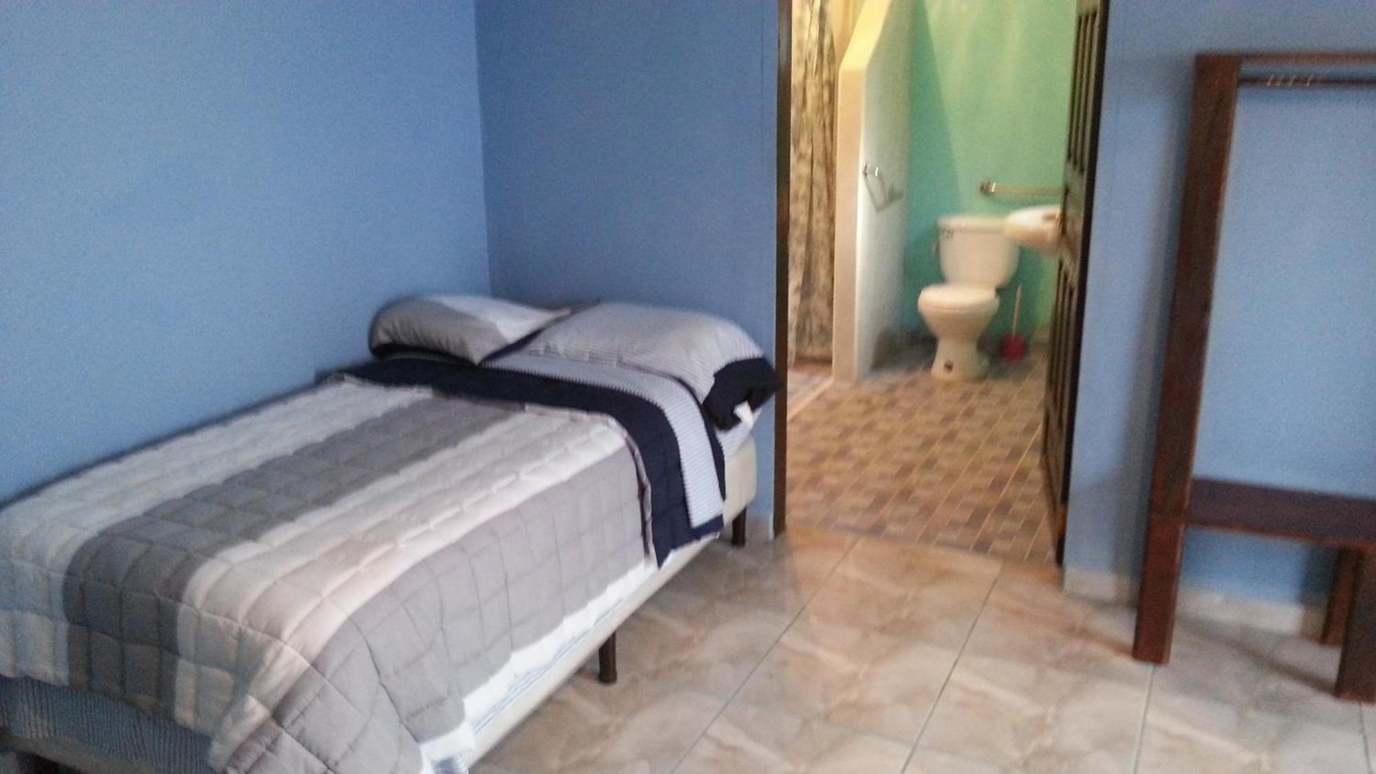 La Delphina Bed And Breakfast Bar And Grill La Ceiba Chambre photo