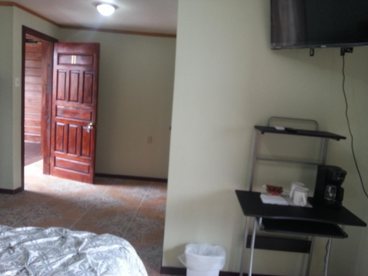 La Delphina Bed And Breakfast Bar And Grill La Ceiba Extérieur photo