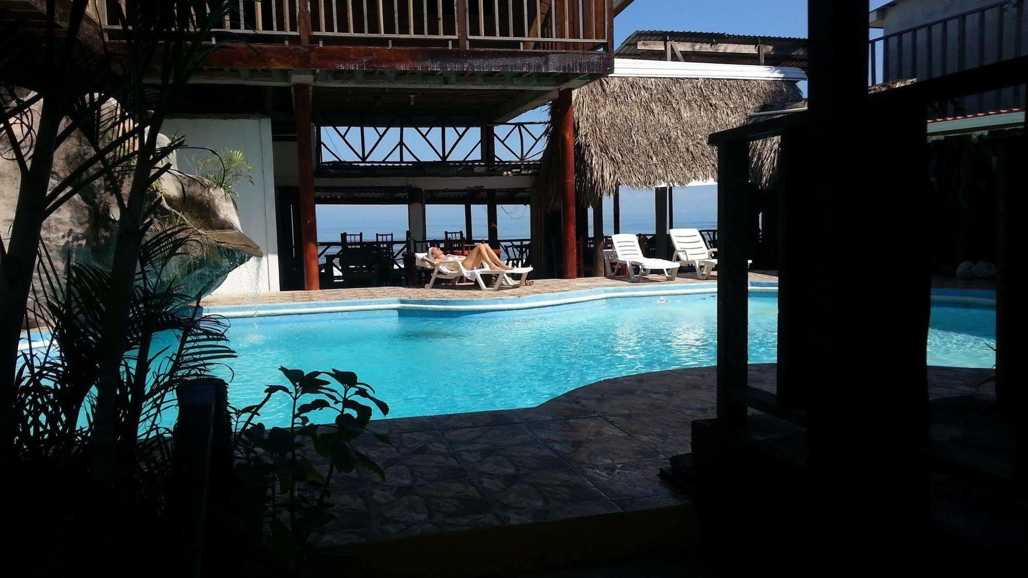 La Delphina Bed And Breakfast Bar And Grill La Ceiba Extérieur photo